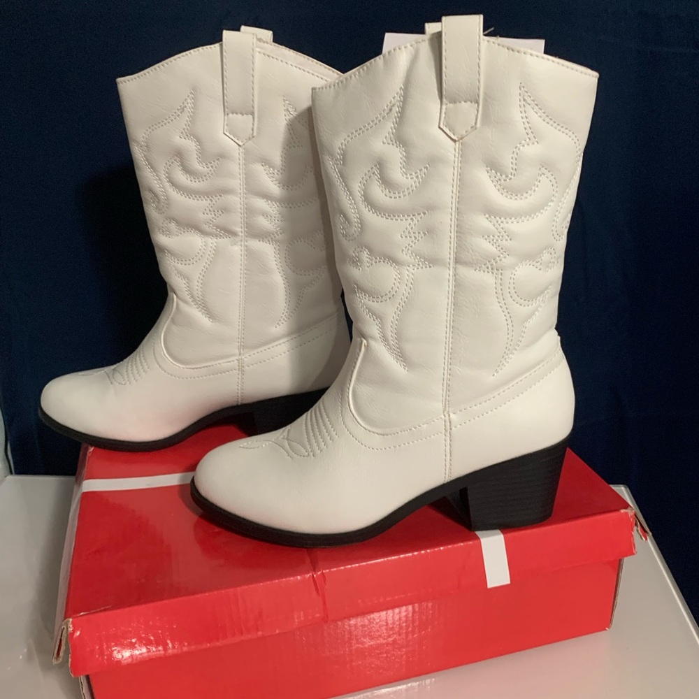New White Western-Style Women's Boots size 7